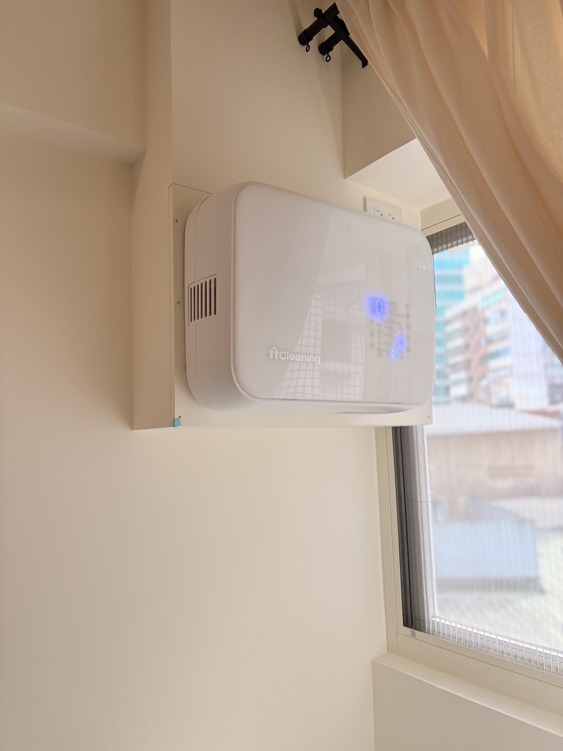 室內設計住宅窗邊完成安裝的 i-Cleaning 引氧機