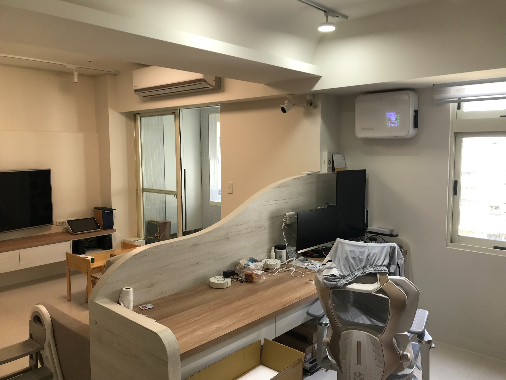 住宅工作空間中完成安裝的 i-Cleaning 引氧機