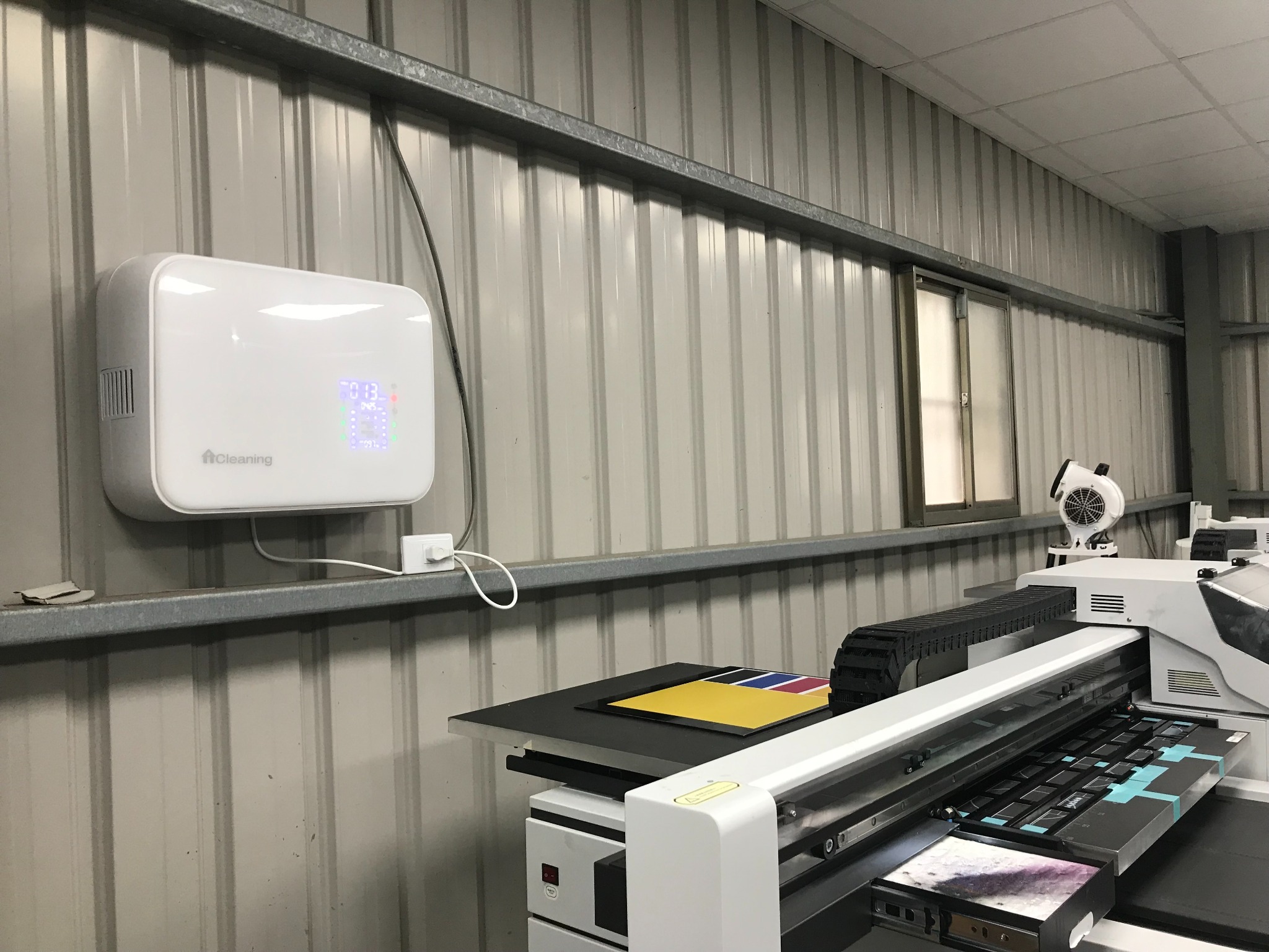印刷設備工作空間牆面上的 i-Cleaning 引氧機