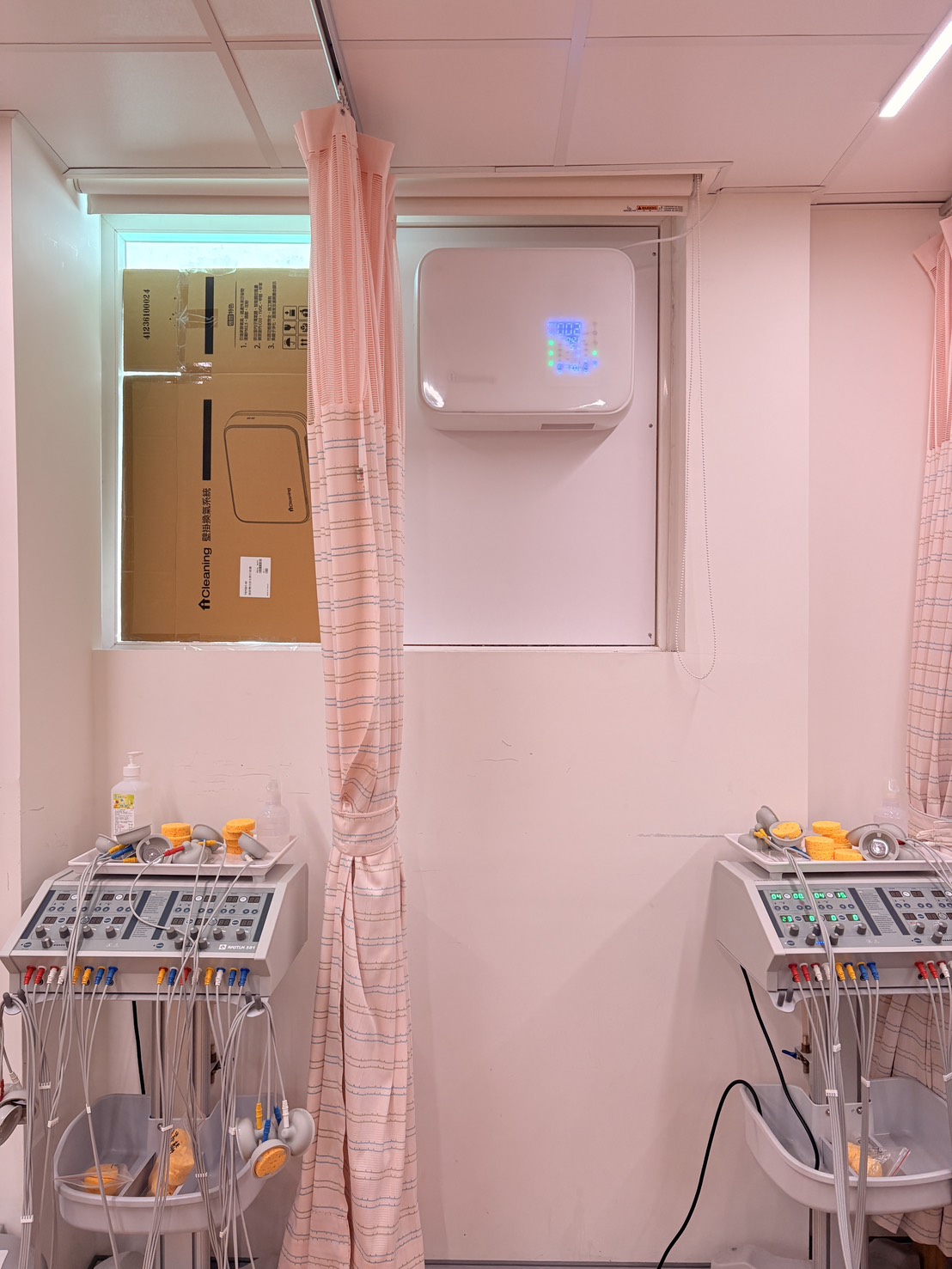 醫療復健空間窗側完成安裝的 i-Cleaning 引氧機