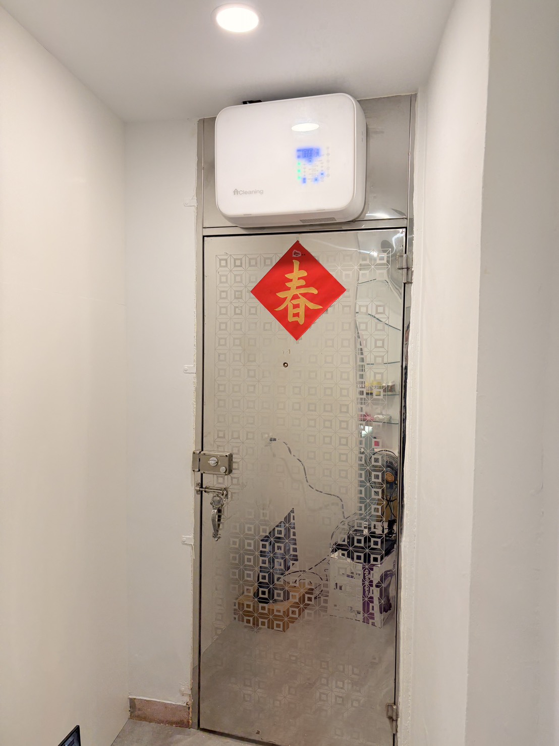 既有住宅鐵門上方完成安裝的 i-Cleaning 引氧機