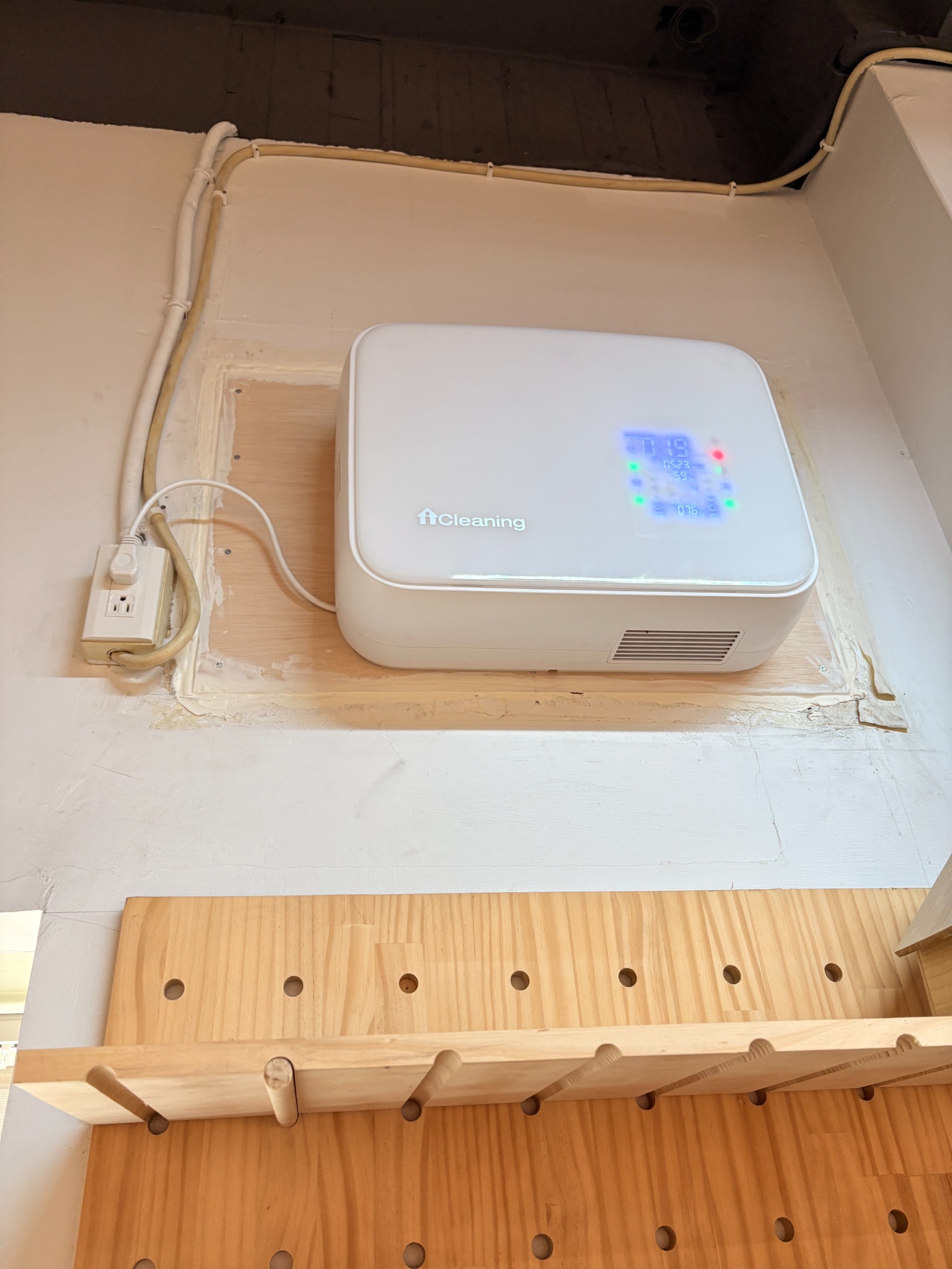 舊窗型冷氣孔位改作引氧機安裝的室內實景