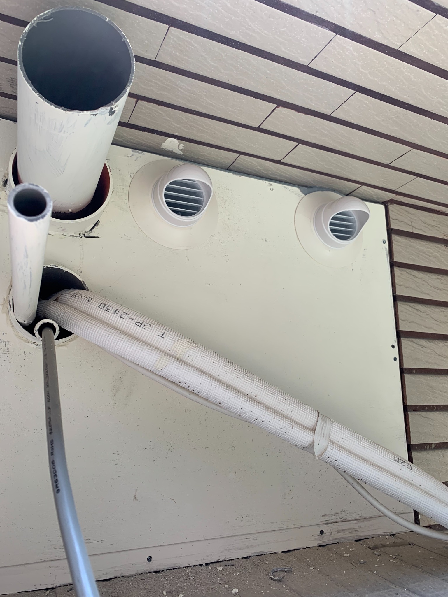引氧機室外進排風口與既有窗型冷氣開口施工實景